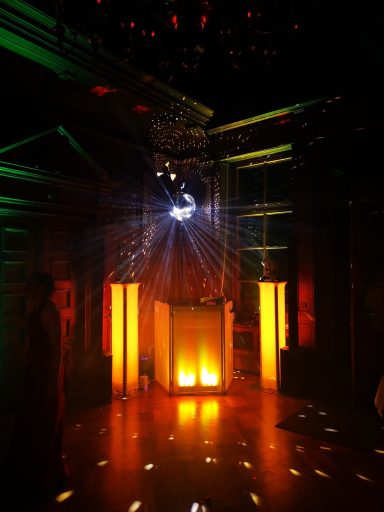 Bunte Lichtstrahlen und Discokugel in einem festlich dekorierten Raum. Photo by DJ Mirko Anders