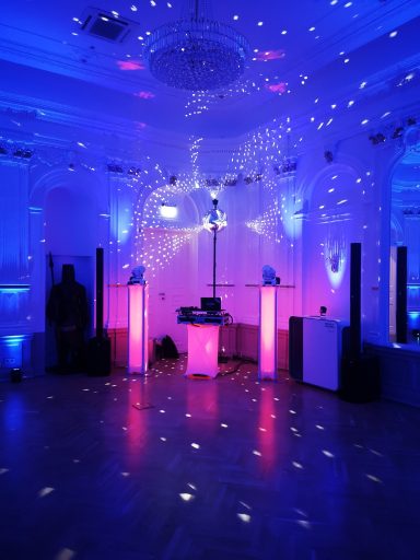 Futuristische Event-Location mit bunten Lichtern und DJ-Ausrüstung. Photo by DJ Mirko Anders