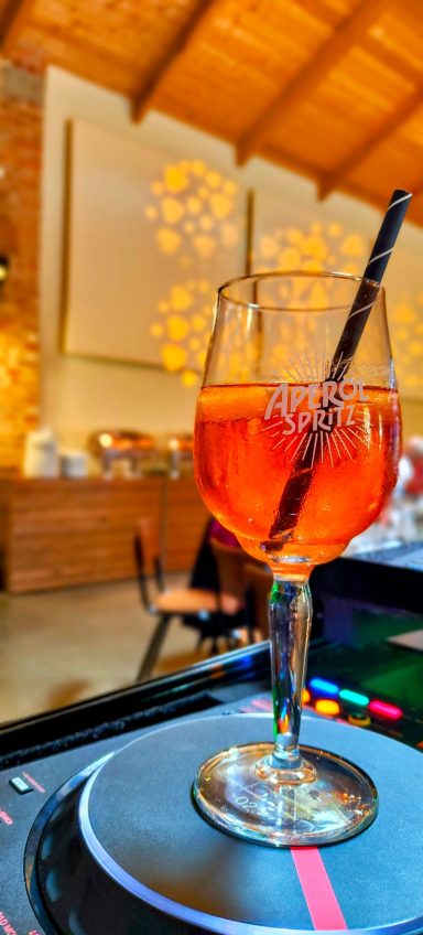 Ein erfrischender Cocktail in einem Glas mit Strohhalm, im Hintergrund eine stilvolle Innenausstattung. Photo by DJ Mirko Anders