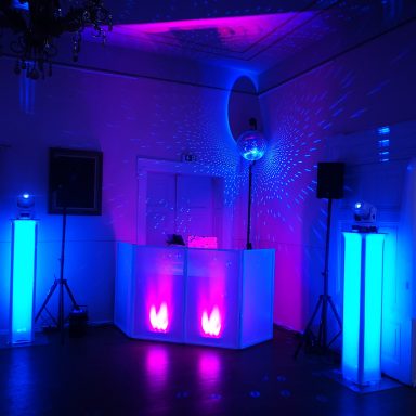 Bunte Beleuchtung und DJ-Pult in einem eleganten Raum. Photo by DJ Mirko Anders