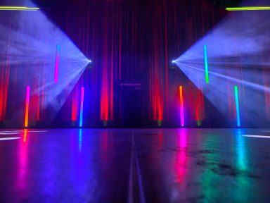 Bühne mit bunten Lichtern und Nebel, bereit für eine Aufführung. Photo by DJ Mirko Anders