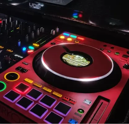 DJ-Pult mit bunten Lichtern, Plattenspieler und elektronischen Steuerungen.