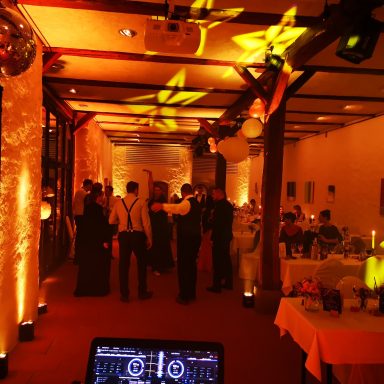 Eine festliche Veranstaltung mit tanzenden Gästen und stimmungsvollem Licht. Photo by DJ Mirko Anders