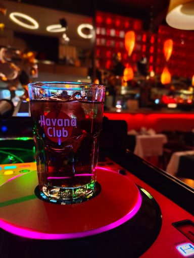 Glas mit Havanna Club auf einem Tisch in einem stilvollen Bar-Setting. Photo by DJ Mirko Anders