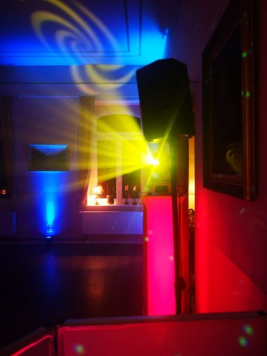 Bunte Lichter und Scheinwerferstrahlen in einem festlichen Raum. Photo by DJ Mirko Anders