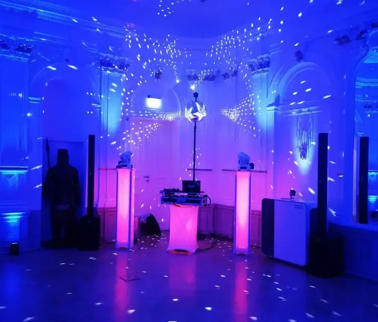 DJ Mirko Anders Hochzeit im Schloss Breitenfeld Bunte Lichter und Nebel in einem festlichen Raum mit DJ-Ausrüstung.