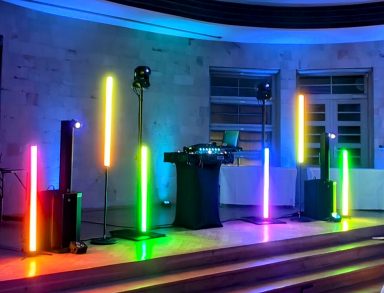 Bunte LED-Lichtstangen und ein DJ-Pult in einem stilvollen Raum. Photo by DJ Mirko Anders