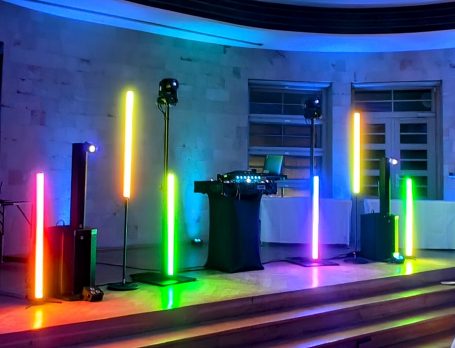 Bunte LED-Lichtstangen und ein DJ-Pult in einem stilvollen Raum. Photo by DJ Mirko Anders