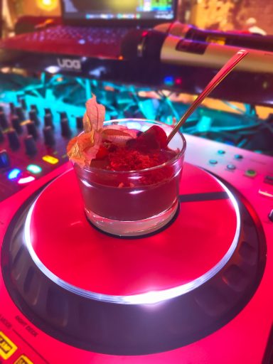 Ein Dessertglas mit Schokoladenmousse und Beeren auf einem DJ-Pult. Photo by DJ Mirko Anders