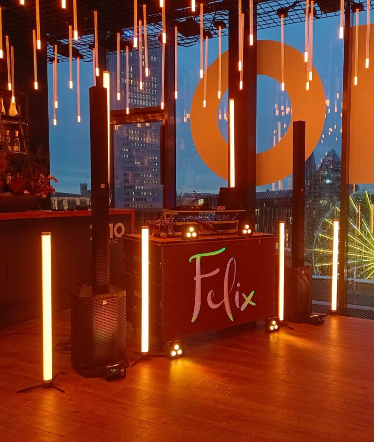 Moderne Bar mit warmen Lichtakzenten und einer Theke mit dem Schriftzug "Felix".