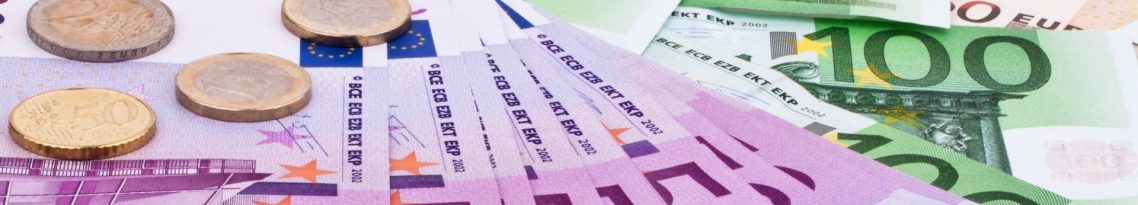 Bunt gemischte Euro-Banknoten und Münzen auf einem Tisch.