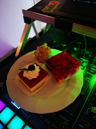 Teller mit zwei Desserts: Käsekuchen und Rote-Gelee-Schnitten, dekoriert mit Sahne. Photo by DJ Mirko Anders