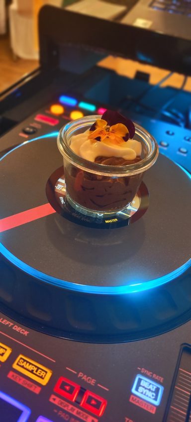 Ein Dessert in einem Glas auf einem DJ-Pult. Photo by DJ Mirko Anders