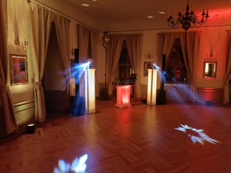 Ein festlich beleuchteter Raum mit bunten Lichtern und dekorativen Vorhängen. Photo by DJ Mirko Anders