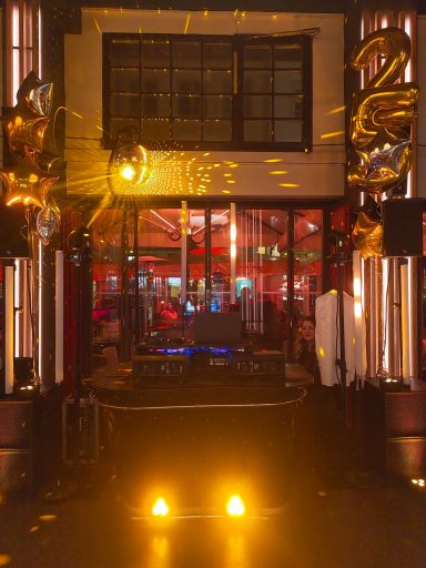 Tanzfläche mit DJ-Pult, buntem Licht und stimmungsvoller Dekoration. Photo by DJ Mirko Anders