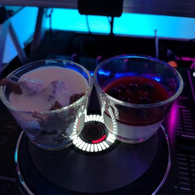 Zwei Gläser mit Desserts: Eins mit Joghurt und Frucht, das andere mit einer roten Soße. Photo by DJ Mirko Anders