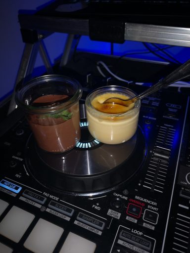 Zwei Gläser mit Dessert auf einem DJ-Deck, eines mit Schokoladenpudding, das andere mit Vanillecreme. Photo by DJ Mirko Anders