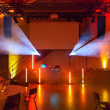 Bunte Lichtstrahlen und Effekte in einem festlichen Veranstaltungsraum. Photo by DJ Mirko Anders