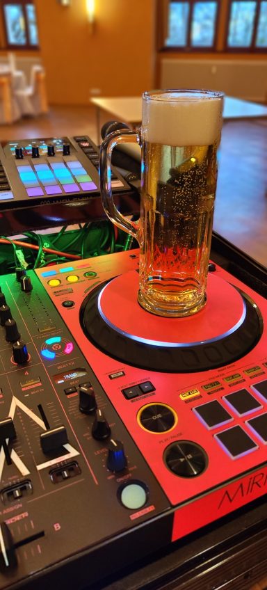 Glas Bier auf einem DJ-Controller mit bunten Tasten und Lichtern. Photo by DJ Mirko Anders