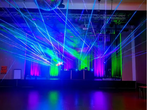 DJ Mirko Anders Event DJ Oschatz Bunte Laserstrahlen und Discokugel in einer festlichen Veranstaltungsumgebung.