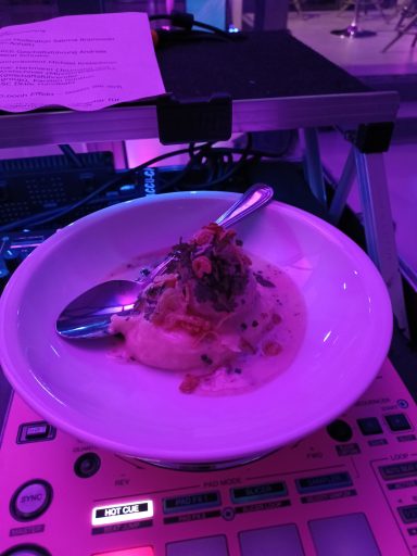 Ein Teller mit cremigem Risotto, garniert mit Fleisch und Kräutern. Photo by DJ Mirko Anders