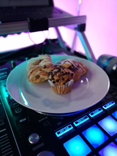 Ein Teller mit Gebäck: Croissant und Muffin auf einem DJ-Equipment. Photo by DJ Mirko Anders