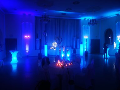 Elegante Veranstaltungsräume mit blauen Lichtern und dekorativen Elementen. Photo by DJ Mirko Anders